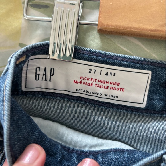 GAP Kickfit high-rise cropped jeans with raw hem - Picture 2 of 3